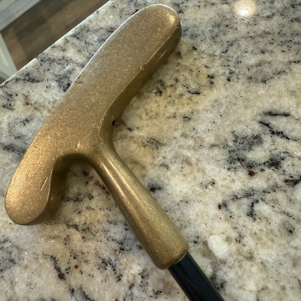 Marquette University Golden Eagles 34 inch Gold Right handed Gold Putter Eagle